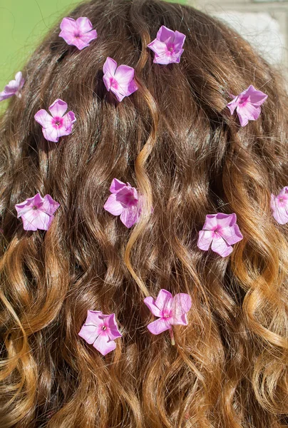 Bloemen in meisje haar Rechtenvrije Stockafbeeldingen