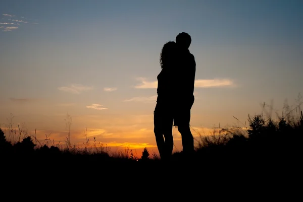 Pareja Wathcing puesta de sol — Foto de Stock