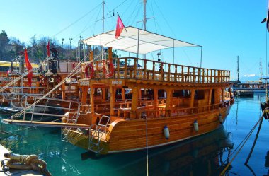 Antalya 'daki Kaleici limanında eski gemiler. Türkiye