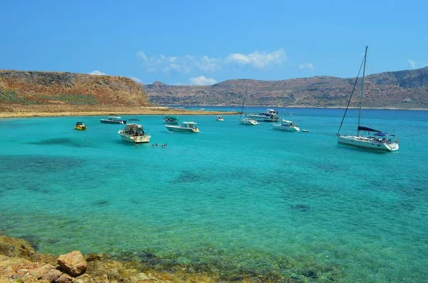 Yunanistan Girit Kentindeki Gramvousa Adasının Açıklarında Akdeniz Turkuaz Suyu — Stok fotoğraf