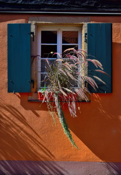 Une Belle Fenêtre Avec Des Fleurs Des Volets Dans Une — Photo