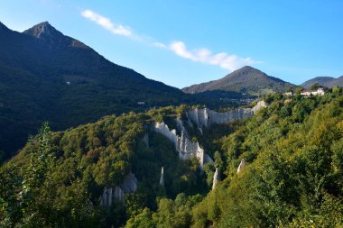 Akşam güneşinde Bölge Piramitleri. Iseo Gölü yakınlarında. Brescia, Lombardy, İtalya.