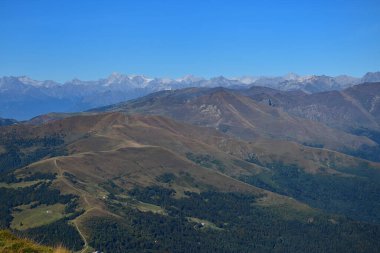 Iseo Gölü 'nün yakınındaki Guglielmo Dağı' ndan Alpler 'e kadar. Brescia, Lombardy, İtalya.