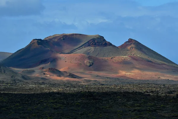 Paisagem Vulcânica Colorida Parque Nacional Timanfaya Lanzarote Ilhas Canárias Espanha — Fotografia de Stock