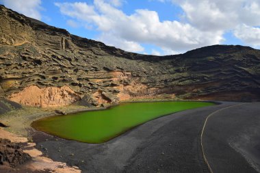 Charco de los Clicos, El Golfo yakınlarındaki yeşil göl. Lanzarote, Kanarya Adaları, İspanya.
