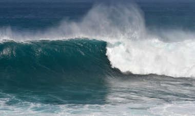 Güzel yüksek okyanus dalgaları. Bir dalga kopuyor..