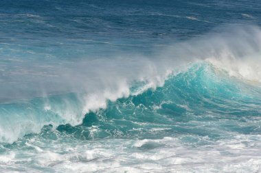 Güzel yüksek okyanus dalgaları. Bir dalga kopuyor..