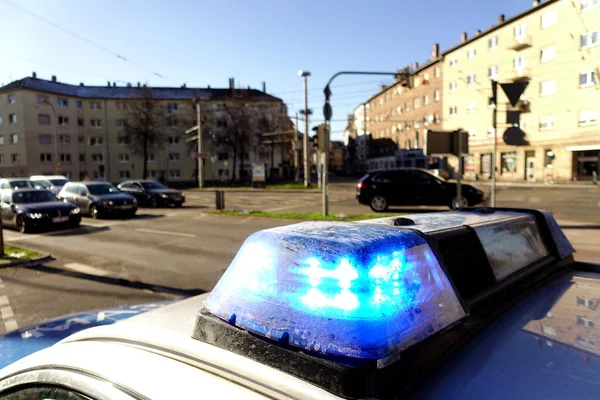 Luzes Azuis Piscar Num Carro Polícia Numa Cidade Alemanha Casas Imagem De Stock