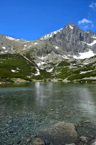 Krajobraz Tatrach Wysokich Czystym Jeziorem Skalnate Pleso Łomnickim Szczytem Maleńka — Zdjęcie stockowe