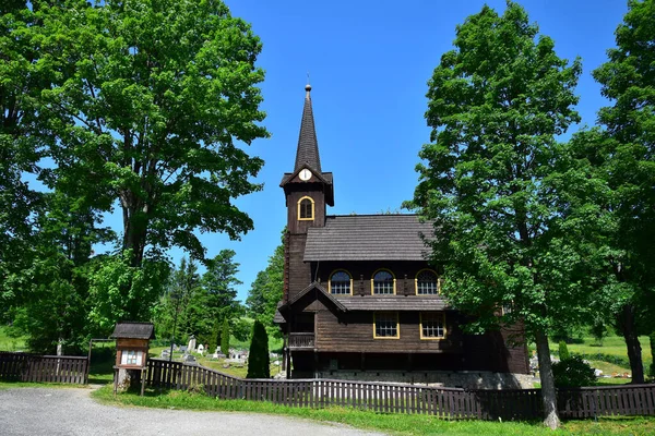 Drewniany Kościół Tatrzańskiej Jaworiny Małe Miasteczko Tatrach Bielskich Cmentarzem Drzewami — Zdjęcie stockowe