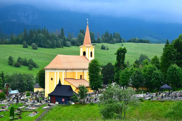 位于斯洛伐克塔特拉山附近的小镇Zdiar的教堂和公墓 雷雨过后 — 图库照片