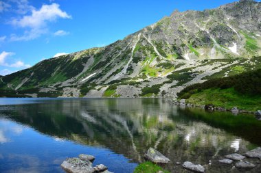 Polonya 'nın High Tatras kentindeki Przedni Staw Gölü. Dağ göle yansıyor..