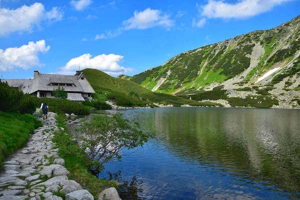 Der Wunderschöne See Przedni Staw Und Die Berghütte Schronisko Piec — Stockfoto