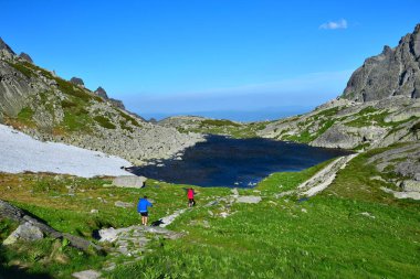 High Tatras 'taki Velka Studena Dolina kanyonunun yüksek ucundaki Starolesnianske dağı. Bir patikada iki yürüyüşçü. Slovakya.