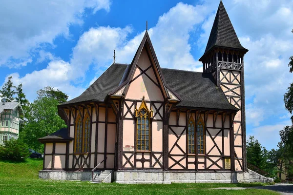 位于斯洛伐克塔特拉山附近的小镇Stary Smokovec的教堂 从公共场所拍摄的图像 — 图库照片