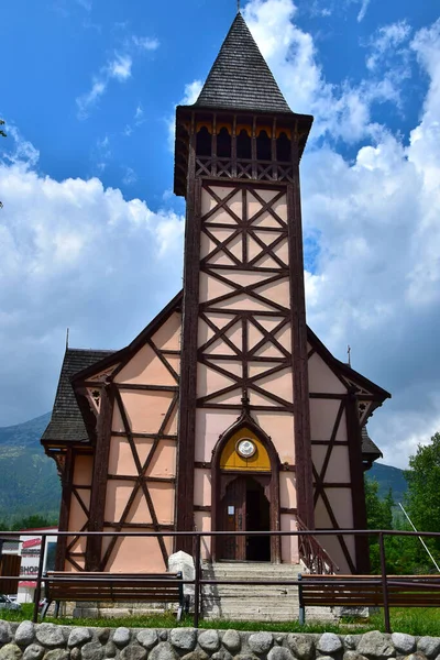 Kościół Małego Miasteczka Stary Smokowiec Niedaleko Tatr Wysokich Słowacja Zdjęcie — Zdjęcie stockowe