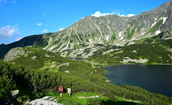 Due Escursionisti Sentiero Lungo Bellissimo Lago Wielki Staw Negli Alti — Foto Stock
