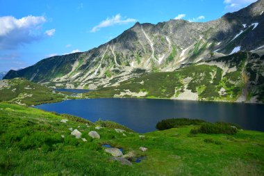 Polonya, High Tatras 'taki güzel Wielki Staw Gölü. Arka planda Przedni Gölü Staw.