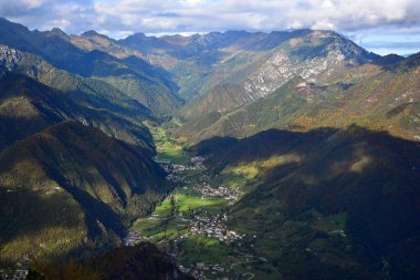 Küçük kasabalar Locca, Enguiso, Concei ve Lenzumo çevresindeki dağlarla Ledro Gölü yakınlarında. Corno Dağı 'ndan güzel bir sonbahar günü manzarası. Trentino, İtalya.