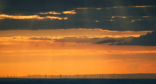 夕阳西下的风力涡轮机 天空壮观 德国风景 曼海姆附近的莱茵河 内卡地区 — 图库照片