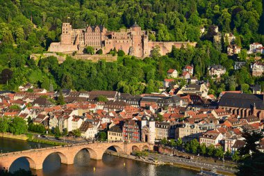 Şatosu, Eski Köprüsü, Neckar Nehri ve Köprü Kapısı olan Eski Heidelberg Kasabası. Filozofhenweg 'den görüntü. Almanya.