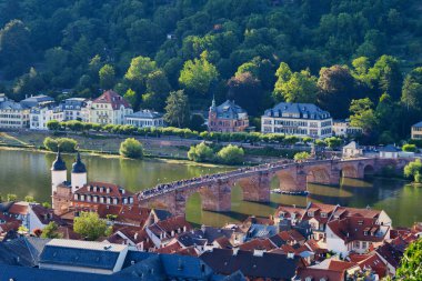 Eski Köprüsü, Neckar Nehri ve Köprü Kapısı olan Heidelberg Eski Kasabası. Akşam güneşinde kalenin manzarası. Almanya.