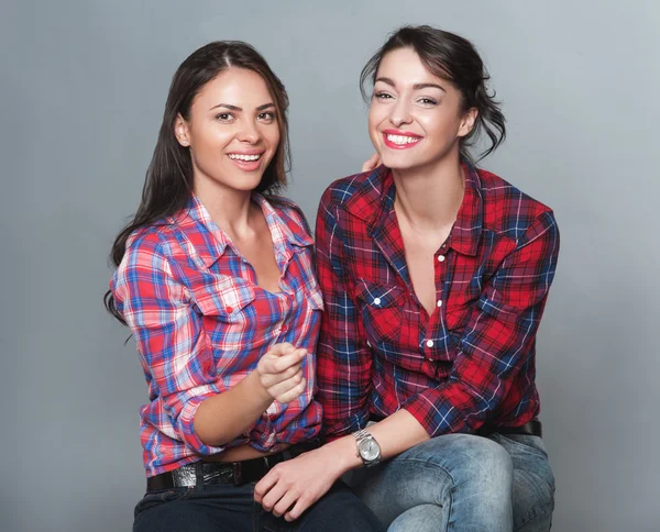 Pige poserer i studiet - Stock-foto