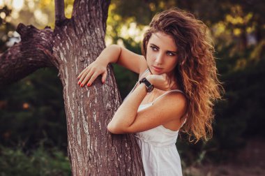 Aile üzerinde doğa yürüyüşleri