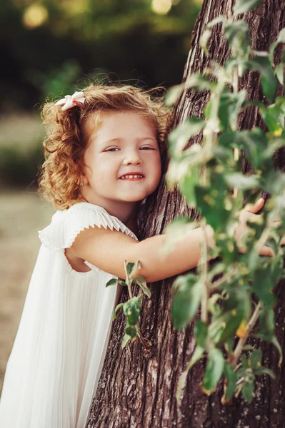 Passeggiate in famiglia sulla natura — Foto Stock