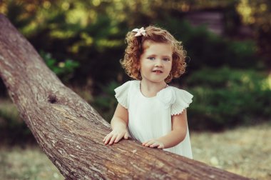 Anne ve Kız Yürüyor