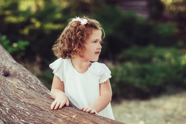 Anne ve Kız Yürüyor