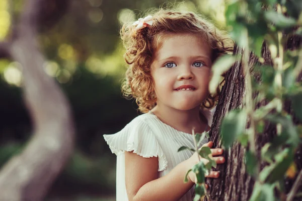 Mor och dotter vandrar — Stockfoto