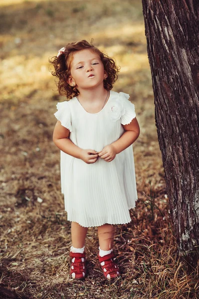 Madre e figlia a piedi — Foto Stock