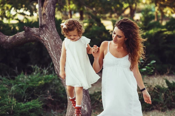 Anne ve Kız Yürüyor