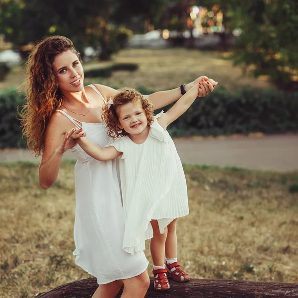 Madre e hija caminando — Foto de Stock