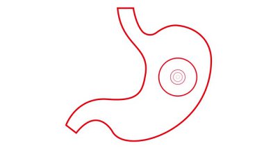 Sinyal veren daireleri olan midenin çizgi kırmızı sembolü. Acıya odaklan, ağrıya. Çizgi vektör çizimi beyaz arkaplanda izole edildi.