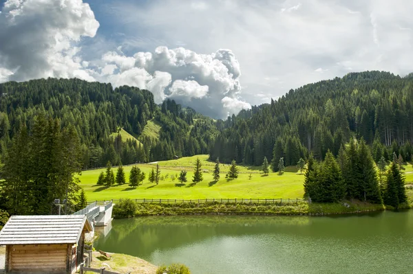 The small alpine lake — Stock Photo, Image