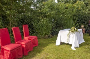 Kalenin içinde açık hava düğün