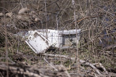 Masadaki beyaz çekmece ya da doğayı kirleten şifonyer.