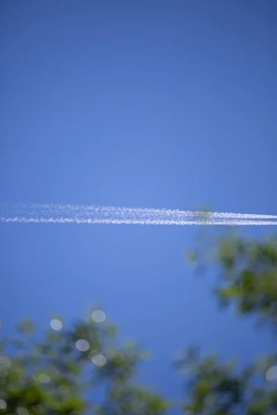Dos Rastros Dejados Cielo Azul Profundo Por Avión — Foto de Stock