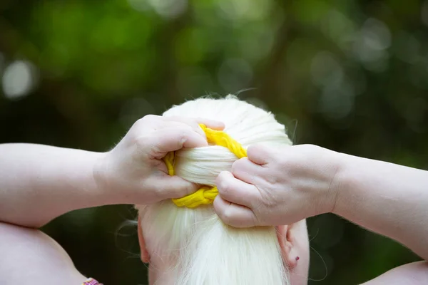 Mulher Envolvendo Seu Cabelo Longo Branco Scrunchie Amarelo — Fotografia de Stock