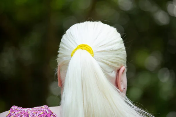 Mulher Com Seu Cabelo Longo Branco Rabo Cavalo Amarelo Raspado — Fotografia de Stock