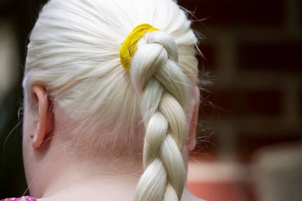 Mulher Usando Tranças Seu Cabelo Longo Branco — Fotografia de Stock