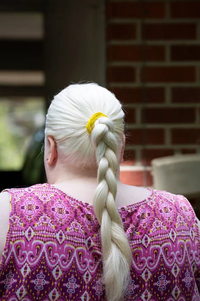 Γυναίκα Που Φοράει Κοτσίδες Στα Μακριά Άσπρα Μαλλιά Της — Φωτογραφία Αρχείου