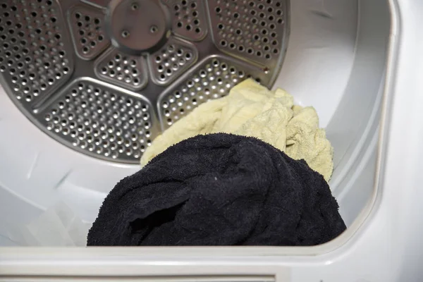Natte Zwarte Gele Handdoeken Geplaatst Een Droger — Stockfoto