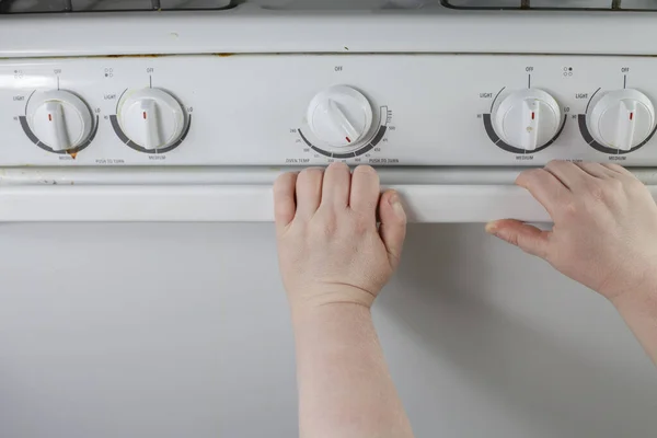 Mujer Abriendo Una Puerta Estufa Después Precalentar Horno — Foto de Stock