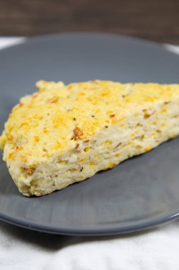 Gri servis tabağında domuz pastırması ve çedar çöreği