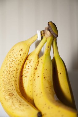 Bir büfeden sarkan olgunlaşmış muzlar