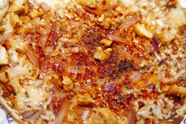 바베큐치킨 피자를 클로즈업하고 양파에 보라색으로 — 스톡 사진