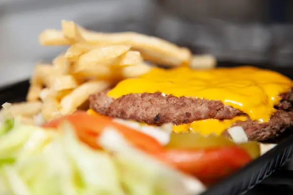 Bunless Triple Hamburguesa Empanadas Carne Con Queso Lado Lechuga Rallada — Foto de Stock